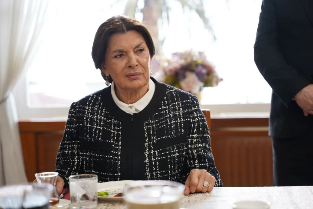 Полная версия 65 серии сериала «Зимородок» (Хаттуч)