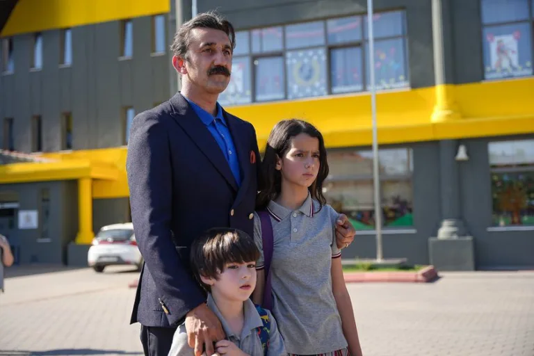 Реха с детьми в сериале "Запах сундука"