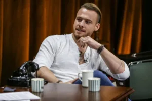 Керем Бюрсин на интервью